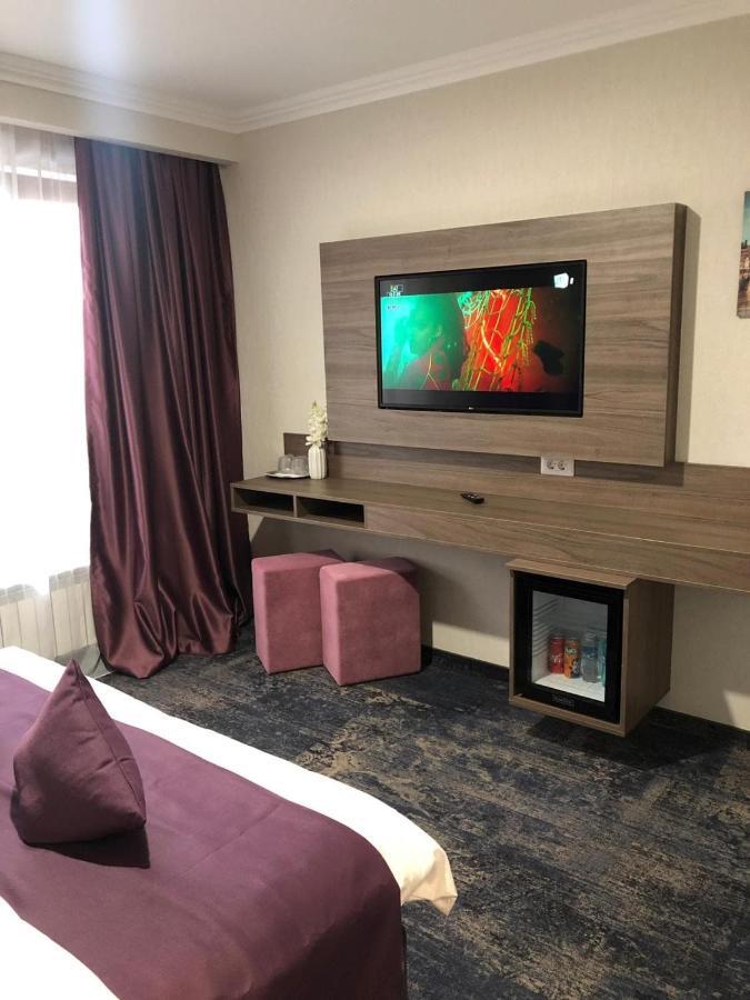Hotel Yarus Plus Ploieşti Eksteriør bilde