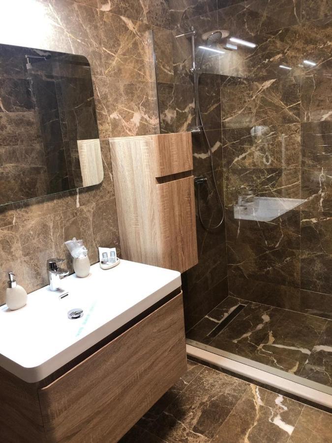Hotel Yarus Plus Ploieşti Eksteriør bilde